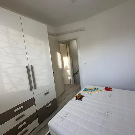 Βίλα Renovated By The Sea With Private Garden *